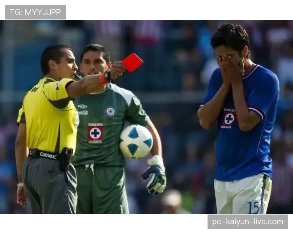 足球规则中双重触球的判罚依据及常见误区解析